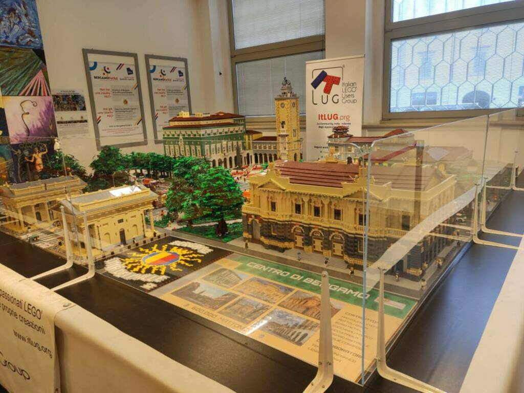 Il centro di Bergamo ricostruito con 50mila mattoncini di Lego