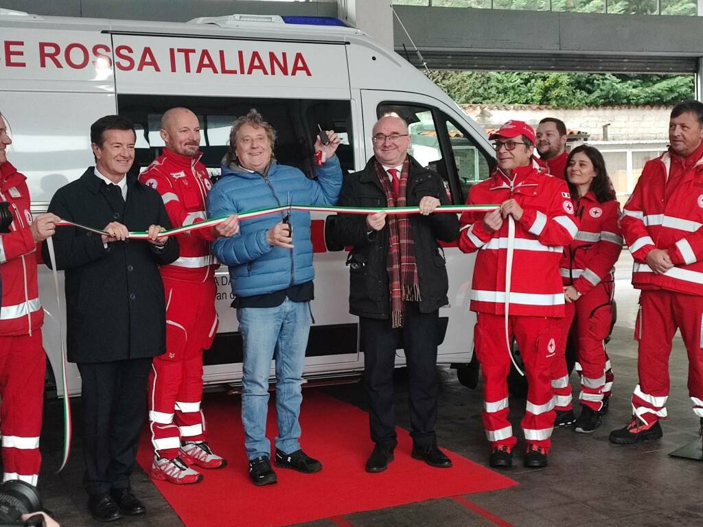 iacchetti dona un'ambulanza