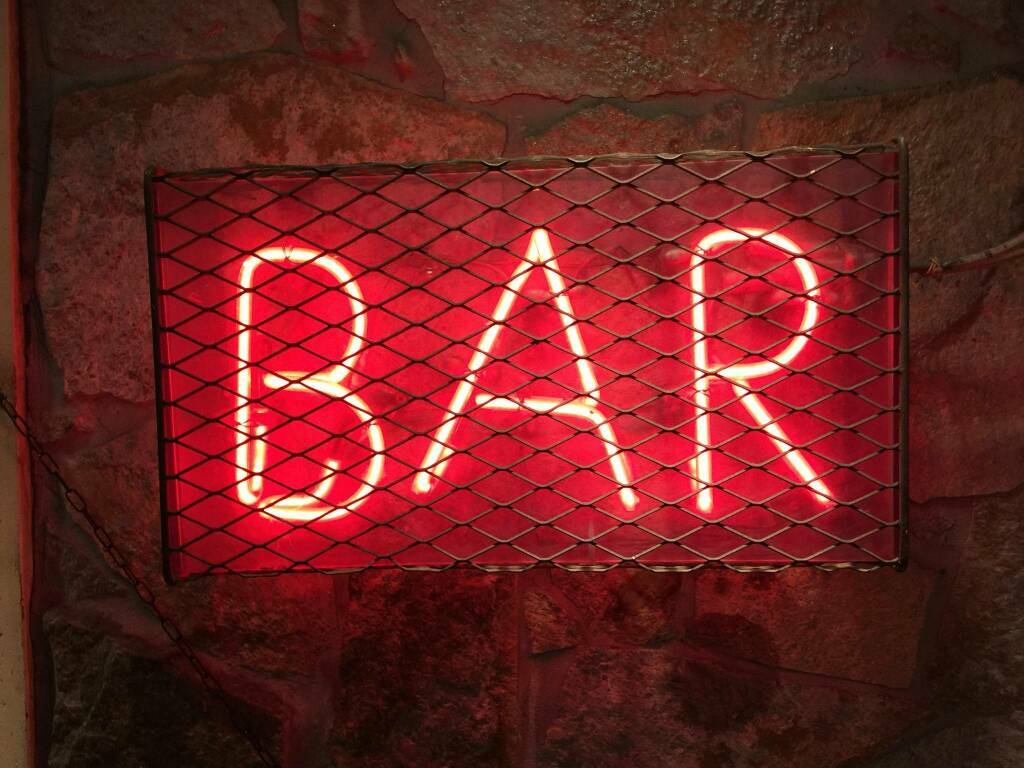 Bar - Foto di Steve Allison su Unsplash