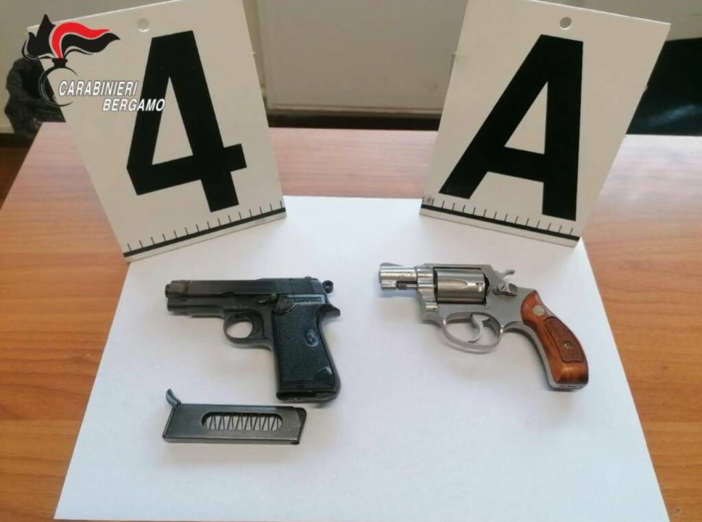 Trovato con 80 chili di hashish, armi e veicoli rubati: 72enne arrestato