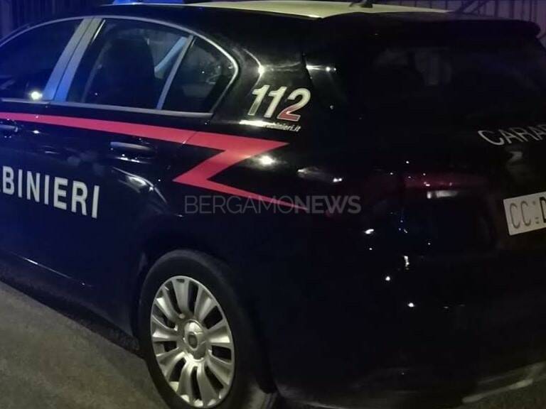 Ubriaco al volante con un manganello in auto: denunciato 28enne di Bergamo