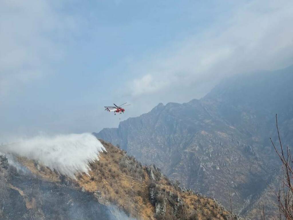 Colzate, incendio nei boschi della frazione Barbata