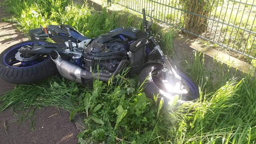 Cade un albero in strada, motociclista sbanda e si schianta: muore 53enne