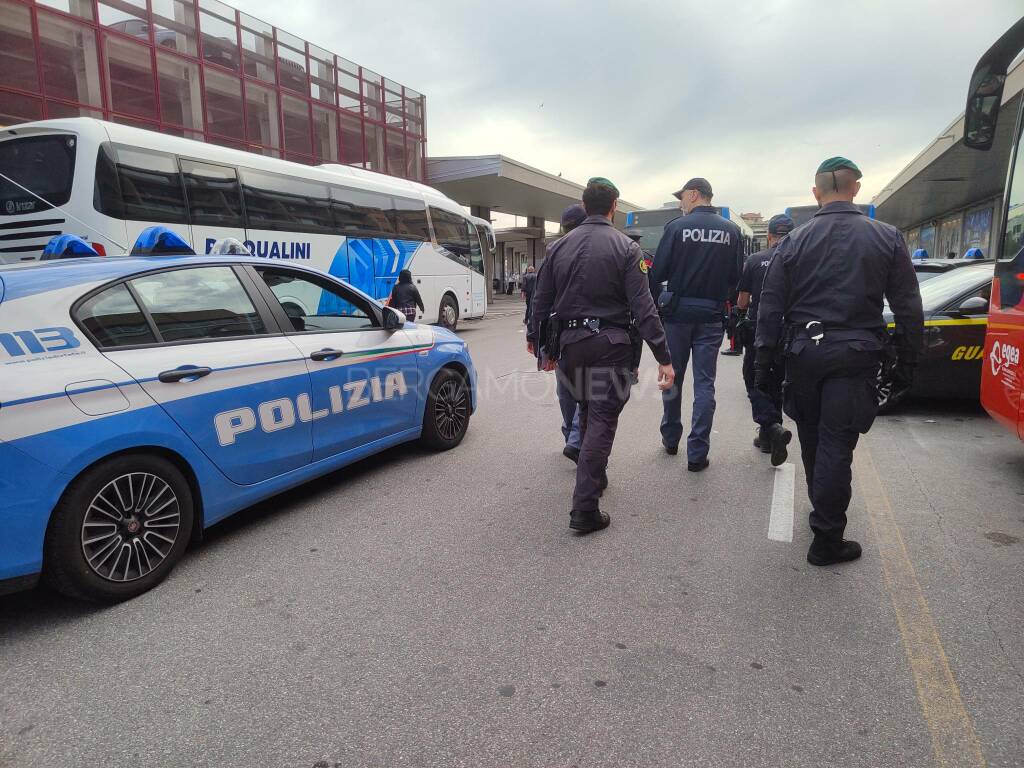 Forze dell’ordine tra i pendolari della stazione: controllate 131 persone e arrestato un rapinatore