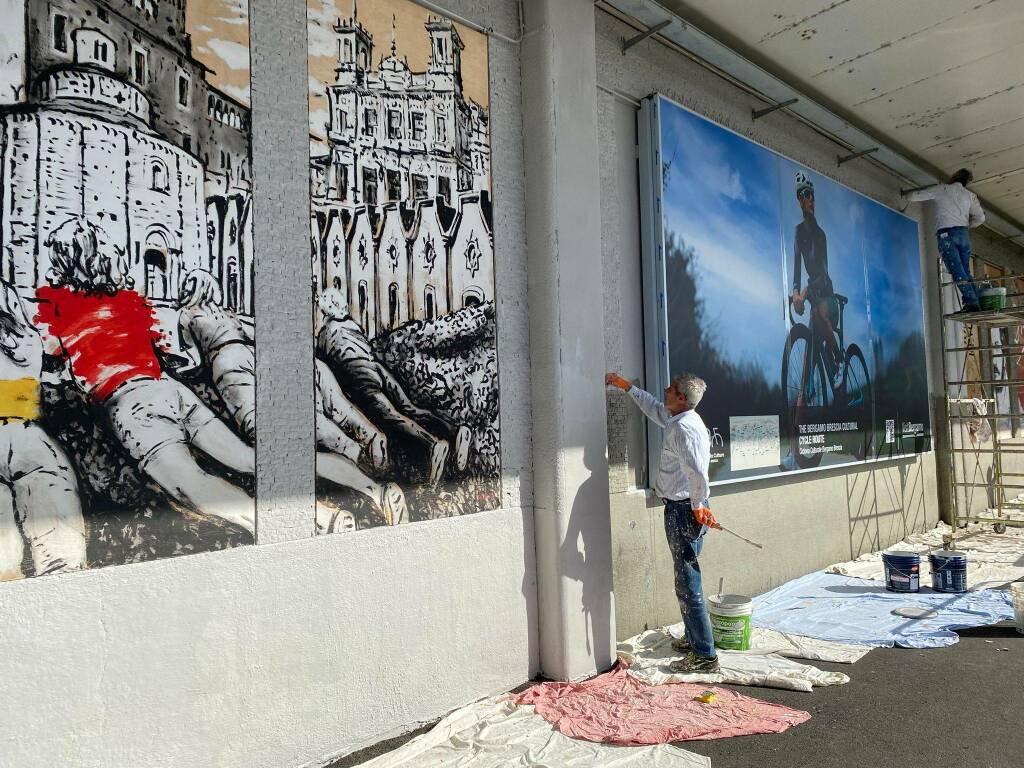 Bergamo, lavori per sistemare la parete di VisitBergamo alla stazione autolinee