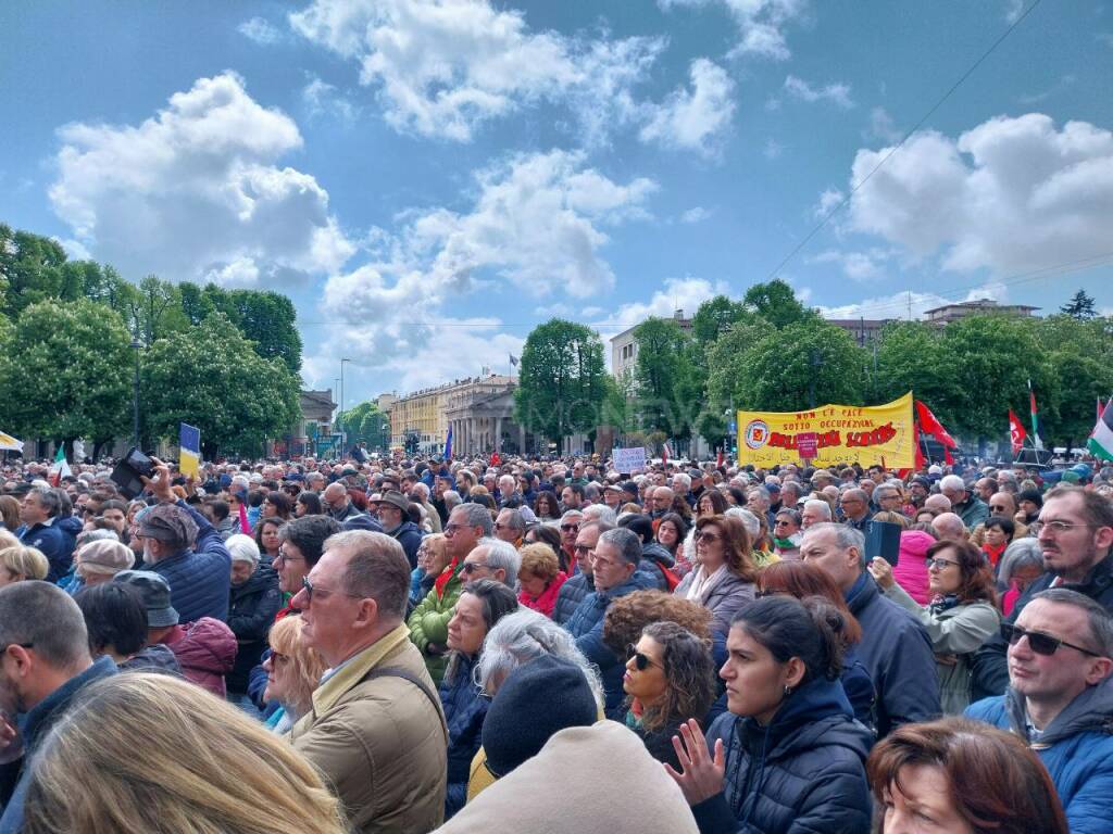 25 Aprile, in migliaia al corteo in centro: “La nostra Costituzione è antifascista in ogni suo articolo”