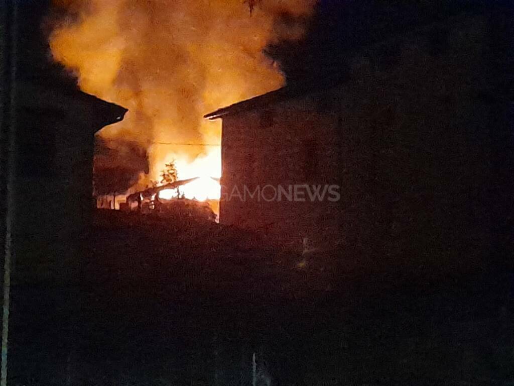 Incendio in centro storico a Gandino