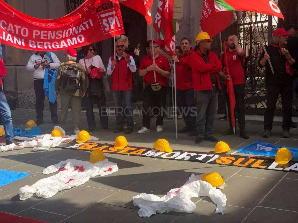 Morti sul lavoro, la manifestazione: oltre 300 persone di fronte alla Prefettura
