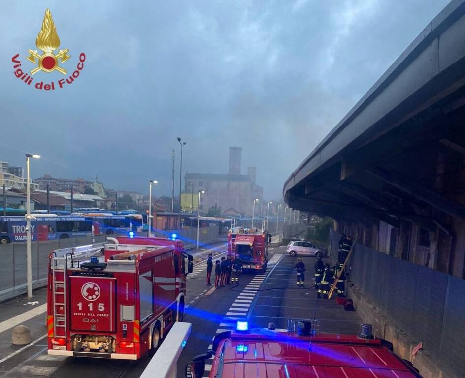 Bergamo, incendio in un capannone dismesso vicino alla stazione dei pullman