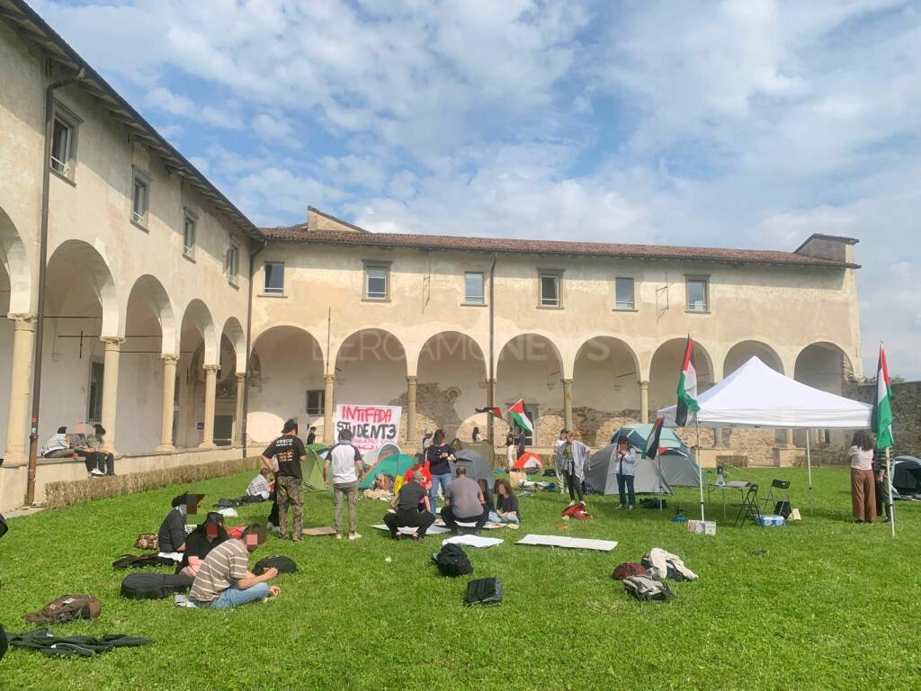 Le proteste studentesche contro Israele arrivano a Bergamo: le tende nel cortile di Sant’Agostino
