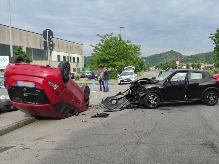 Incidente tra due auto a Montello: una macchina si ribalta, due feriti